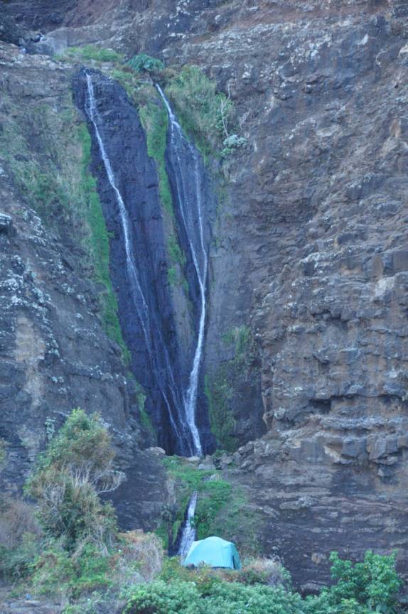 A cachoeira que escorre nos rochedos da Kalalau Beach, na Na'Pali Coast, costa norte de Kauai, no Havaí
